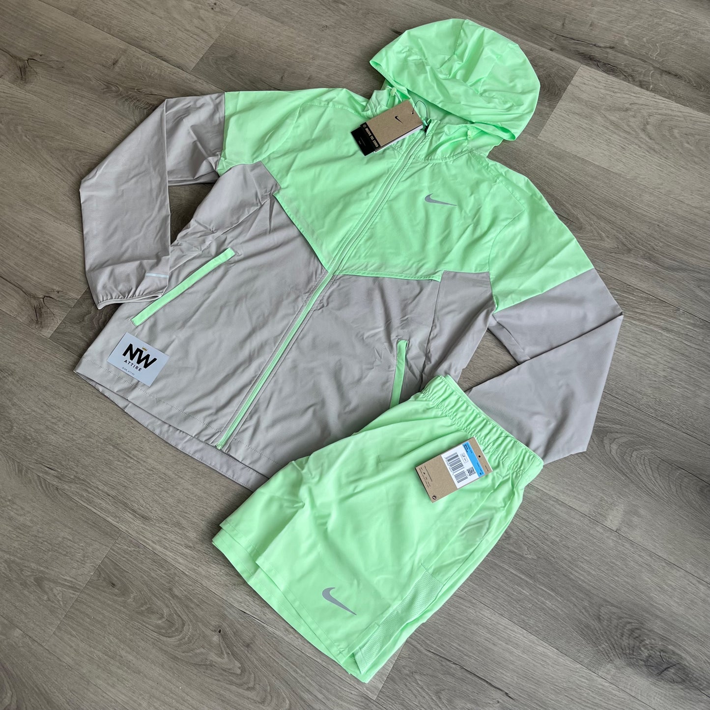 Nike Vapour Green Windrunner & Challenger Set